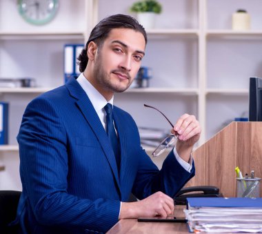 Ofiste çalışan yakışıklı genç işadamı.