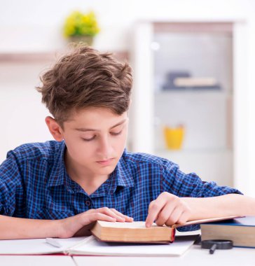 Çocuk evde okula hazırlanıyor.