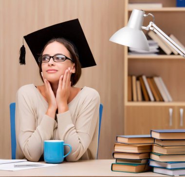 Üniversite sınavlarına hazırlanan genç öğrenci.