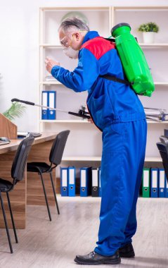 Ofiste haşere kontrolü yapan profesyonel müteahhit.