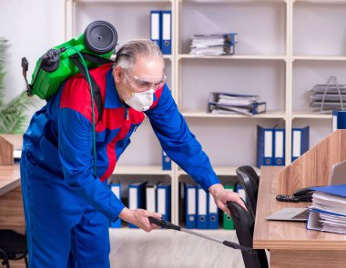 Ofiste haşere kontrolü yapan profesyonel müteahhit.