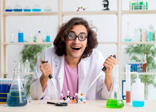Zabawny Chemik Pracujący Laboratorium — Zdjęcie stockowe