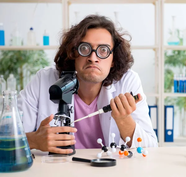 研究室で働いている面白い男性化学者 — ストック写真