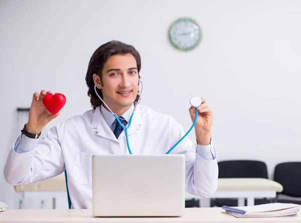 Den Unga Stiliga Läkaren Kardiolog Arbetar Kliniken — Stockfoto