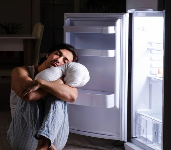 Человек Нарушающий Диету Ночью Возле Холодильника — стоковое фото