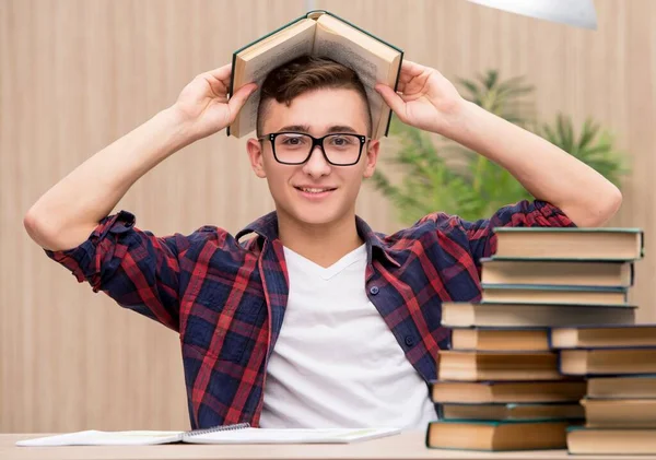 Joven Estudiante Que Prepara Para Los Exámenes Escolares — Foto de Stock
