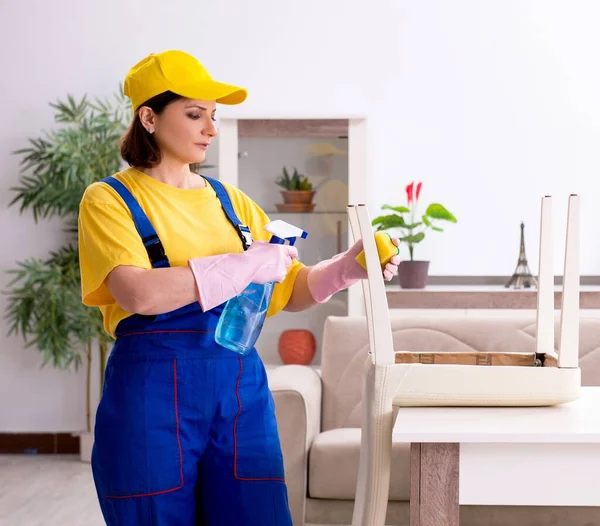 Velha Empreiteira Fazendo Trabalhos Domésticos — Fotografia de Stock