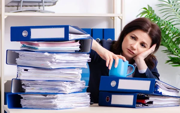 Mulher Negócios Meia Idade Infeliz Com Trabalho Excessivo — Fotografia de Stock