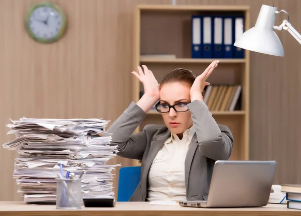 Femme Affaires Est Stressée Par Trop Travail Bureau — Photo