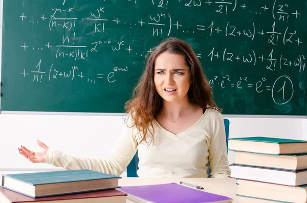 Jovem Professora Matemática Frente Quadro — Fotografia de Stock