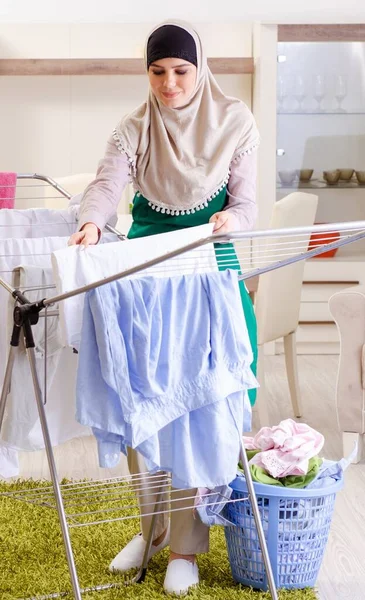 Vrouw Hijab Doet Kleding Strijken Thuis — Stockfoto