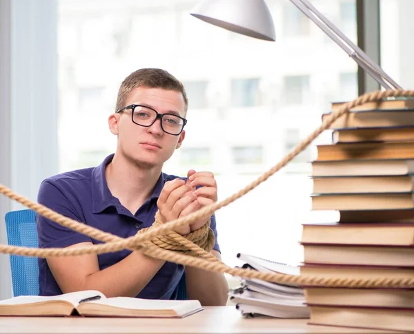 Den Unga Studenten Tvingas Studera Bunden — Stockfoto