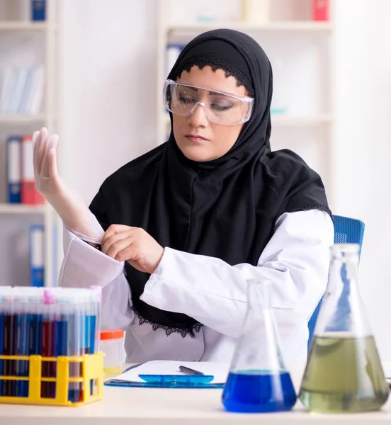 Laboratuvarda Çalışan Tesettürlü Kadın Kimyager — Stok fotoğraf