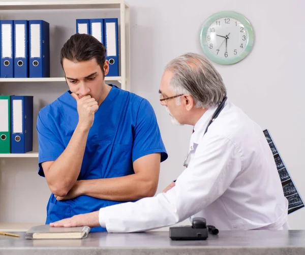 Orvosok Beszélgetnek Recepción Kórházban — Stock Fotó