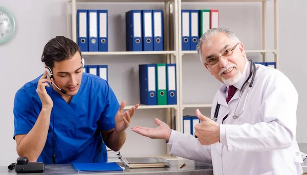 Lekarze Rozmawiający Recepcji Szpitalu — Zdjęcie stockowe