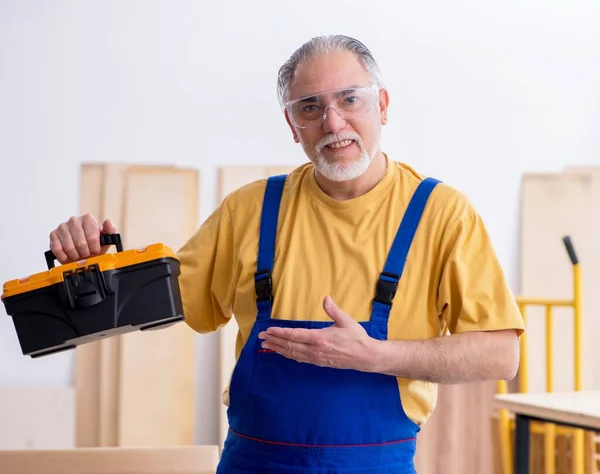Viejo Carpintero Trabajando Taller —  Fotos de Stock