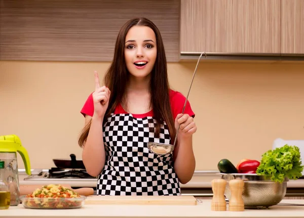 Młoda Gospodyni Domowa Pracuje Kuchni — Zdjęcie stockowe
