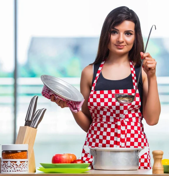 Vrouwelijke Kok Bereidt Soep Helder Verlichte Keuken — Stockfoto