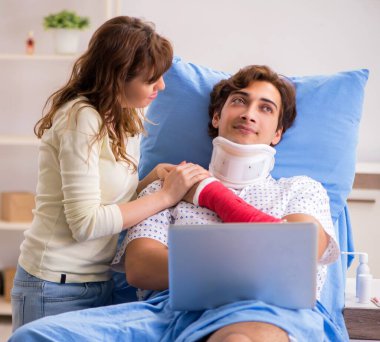 Hastanede yaralı kocaya bakan sevgili eş.