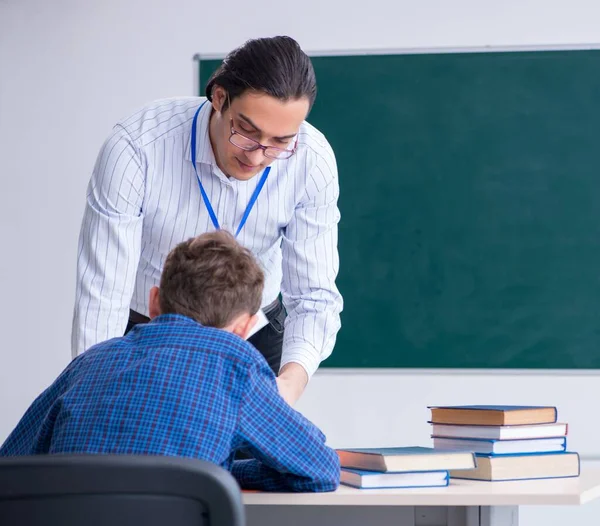 教室里的年轻男老师和男同学 — 图库照片