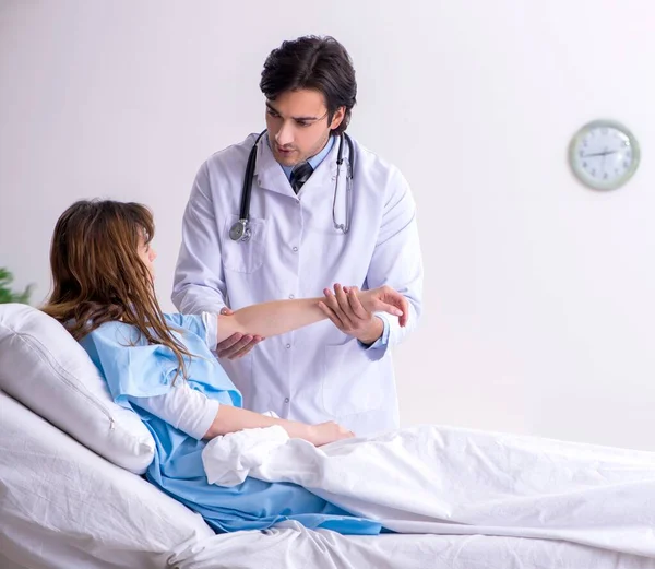 Médico Visitando Paciente Feminino Enfermaria — Fotografia de Stock