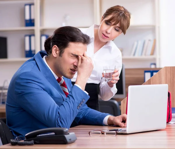 Employee Receiving First Aid Office — Stock Photo, Image