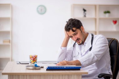 Klinikte çalışan genç bir doktor.