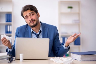 İş yerinde acı çeken genç bir işadamı