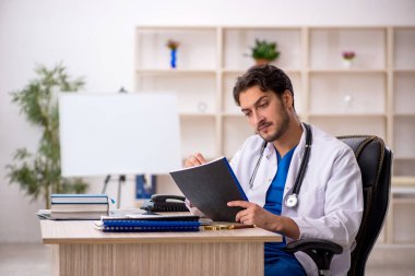 Klinikte çalışan genç bir doktor.