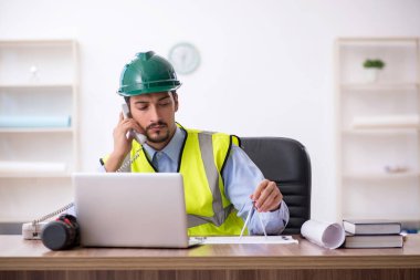 Ofiste çalışan genç mimar.