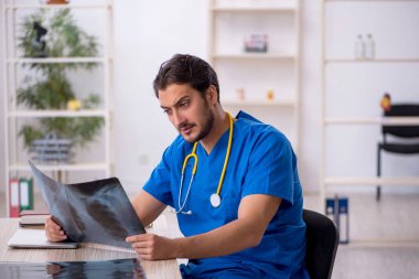 Klinikte çalışan genç bir radyolog.