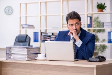 Ofiste çalışan genç bir erkek.