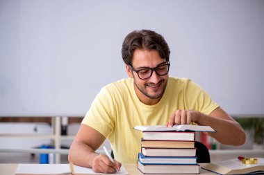 Sınıfta sınava hazırlanan genç bir öğrenci.