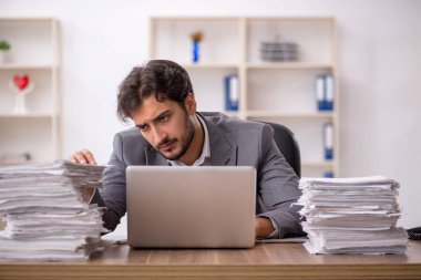 Genç işadamı ofisteki aşırı işten memnun değil.