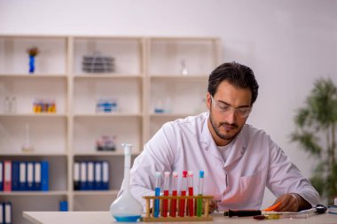 Laboratuvarda çalışan genç bir kimyager.