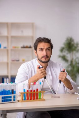 Laboratuvarda çalışan genç bir kimyager.