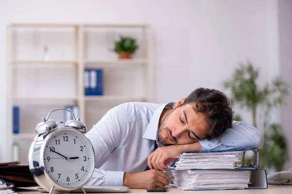 眠っている概念の若いビジネスマンの従業員 — ストック写真