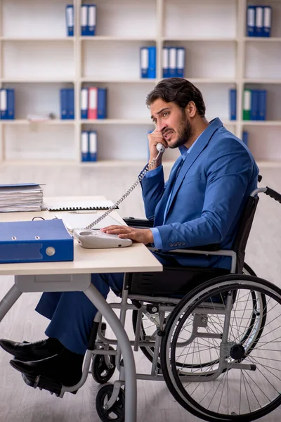 Junger Geschäftsmann Rollstuhl Büro — Stockfoto
