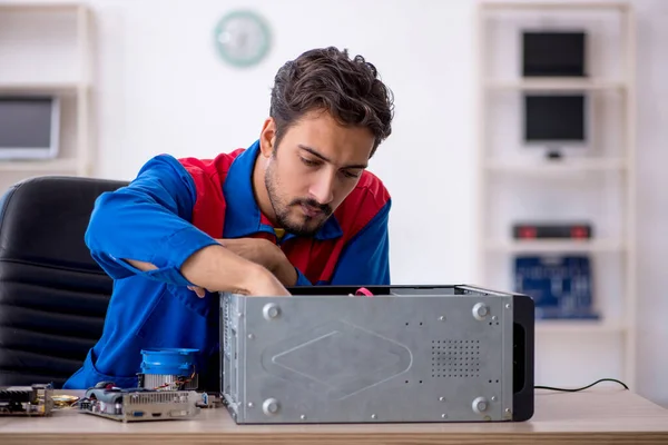 Young Repairman Repairing Computer Workshop — Stock Photo, Image