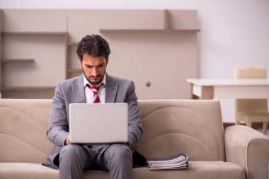 Salgın sırasında evden çalışan genç bir işadamı