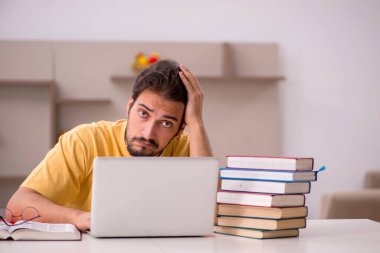 Evde sınava hazırlanan genç bir öğrenci.