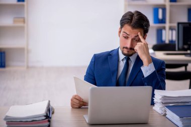 Ofiste çalışan genç işadamı.