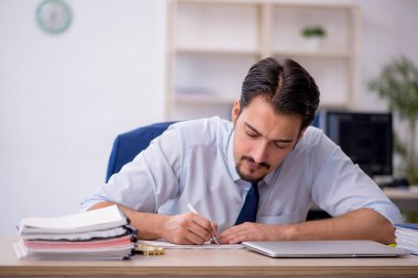 Ofiste çalışan genç işadamı.