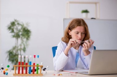 Laboratuvarda çalışan genç bir böcek bilimci kız.