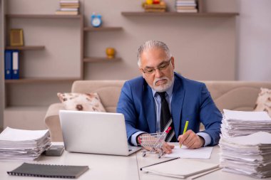 Eski patron salgın sırasında evde çalışıyor.