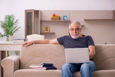 Yaşlı adam salgın sırasında evden çalışıyor.