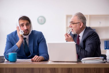 Ofiste diş ağrısı çeken genç bir işadamı.