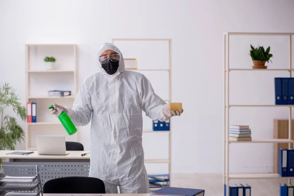 Young Contractor Disinfecting Office Pandemic — Φωτογραφία Αρχείου