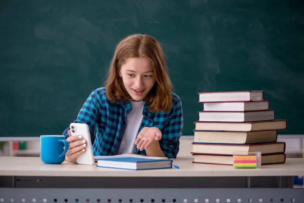 Νεαρή Μαθήτρια Προετοιμάζεται Για Τις Εξετάσεις Στην Τάξη — Φωτογραφία Αρχείου