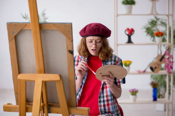 Joven Estudiante Disfrutando Pintura Casa —  Fotos de Stock